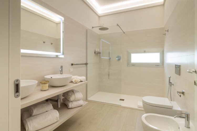 bagno moderno con doccia